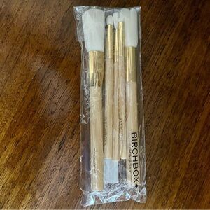 Luxe gold wood brushes synthetic. Very nice brushes.
